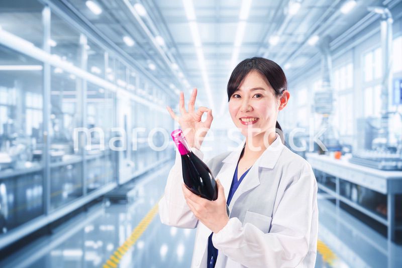 ワインの研究開発をする白衣を着た女性