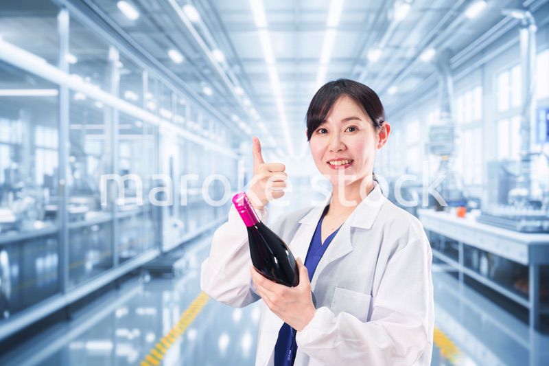 ワインの研究開発をする白衣を着た女性
