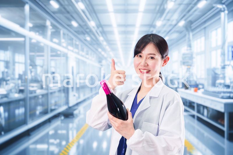 ワインの研究開発をする白衣を着た女性