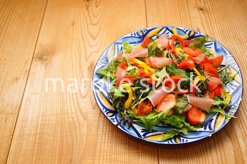 市場に並ぶ新鮮なフルーツ