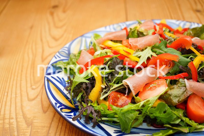 市場に並ぶ新鮮なフルーツ