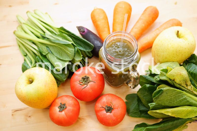 市場に並ぶ新鮮なフルーツ