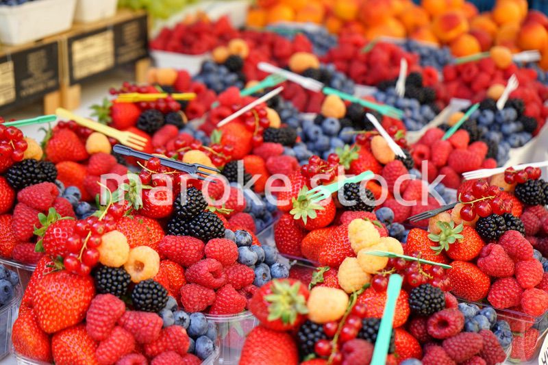 市場に並ぶ新鮮なフルーツ