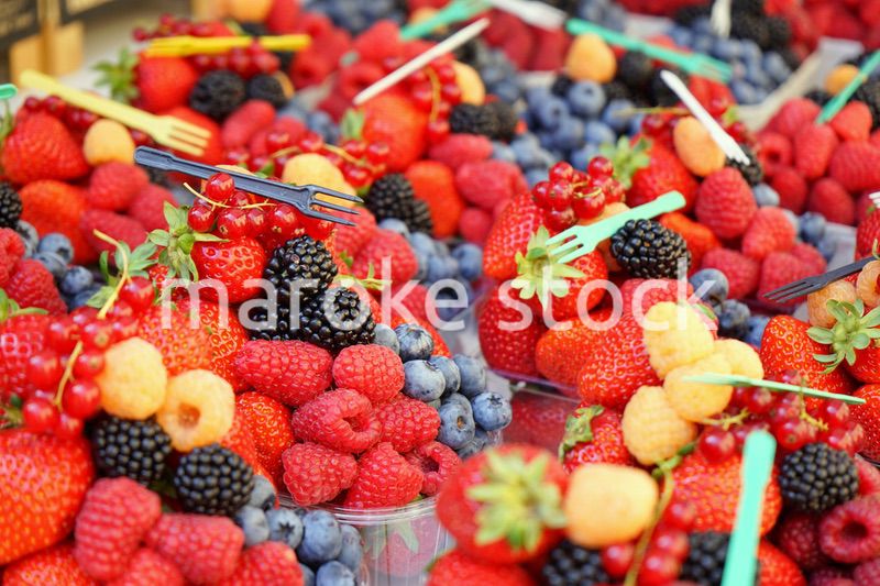 市場に並ぶ新鮮なフルーツ