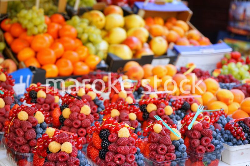 市場に並ぶ新鮮なフルーツ