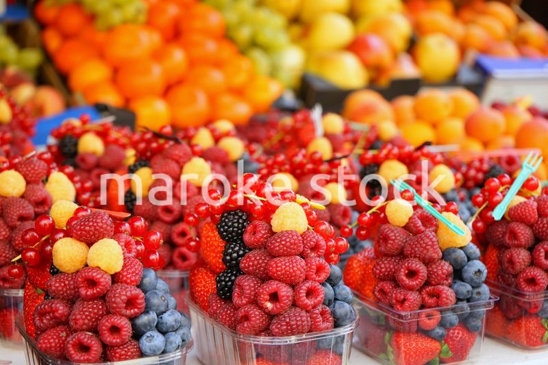市場に並ぶ新鮮なフルーツ