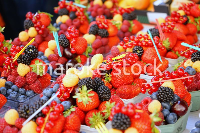 市場に並ぶ新鮮なフルーツ