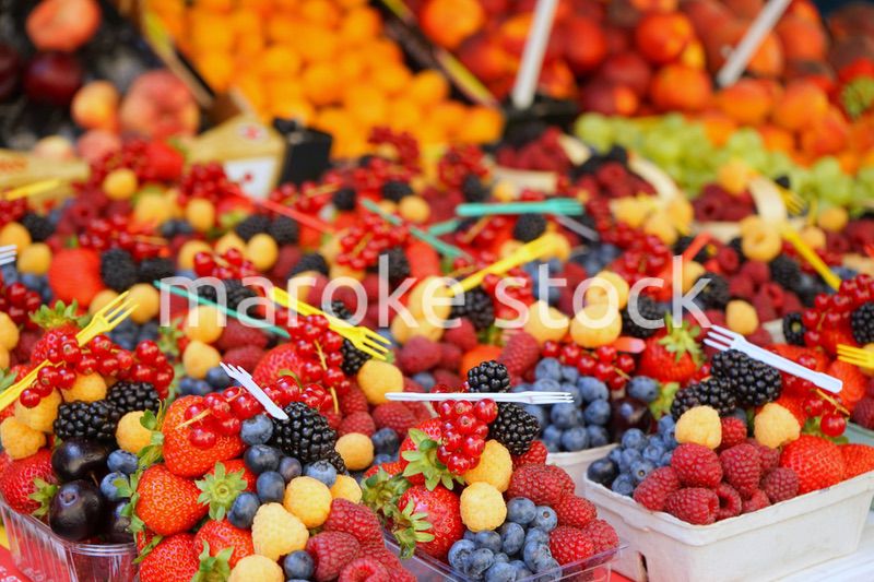 市場に並ぶ新鮮なフルーツ