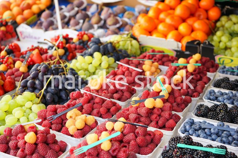 市場に並ぶ新鮮なフルーツ