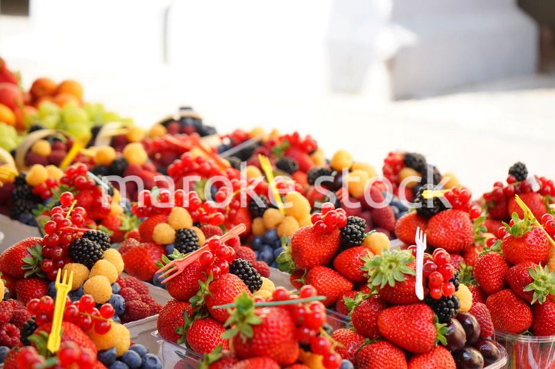 市場に並ぶ新鮮なフルーツ