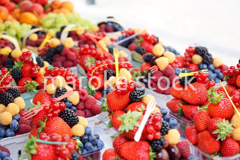 市場に並ぶ新鮮なフルーツ