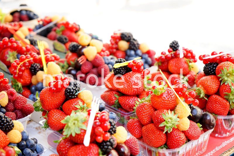 市場に並ぶ新鮮なフルーツ