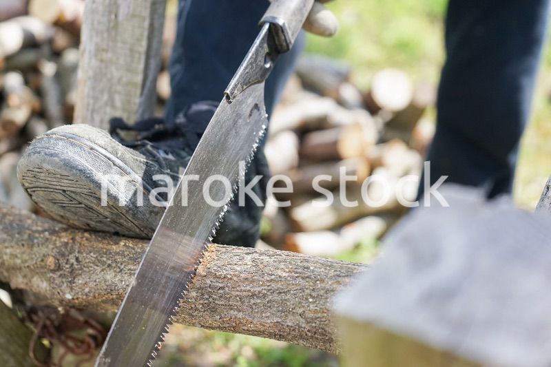 薪割りをするシニア