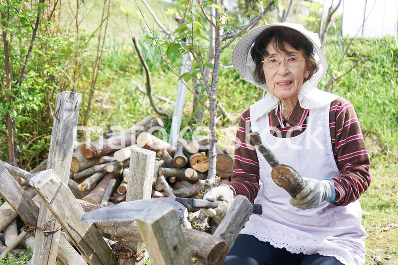 薪割りをするシニア