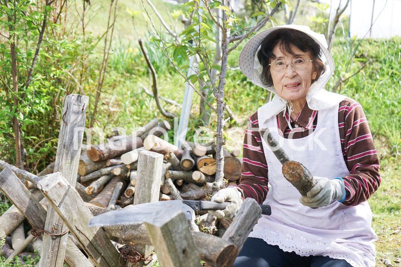 薪割りをするシニア