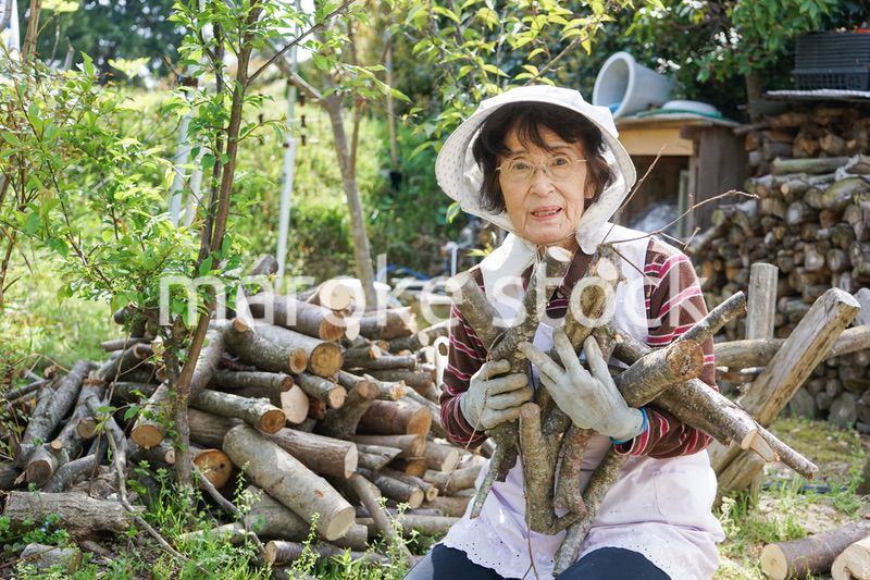 薪割りをするシニア