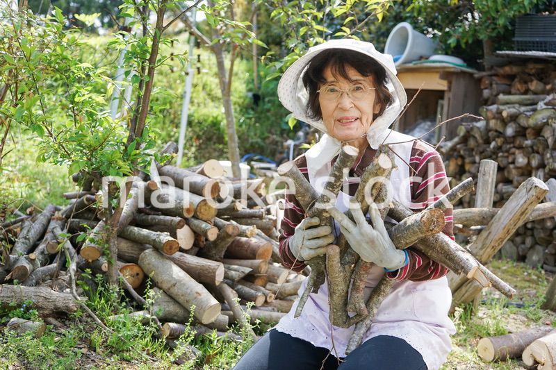 薪割りをするシニア