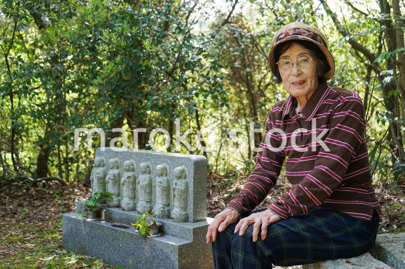 お墓参りをする高齢者