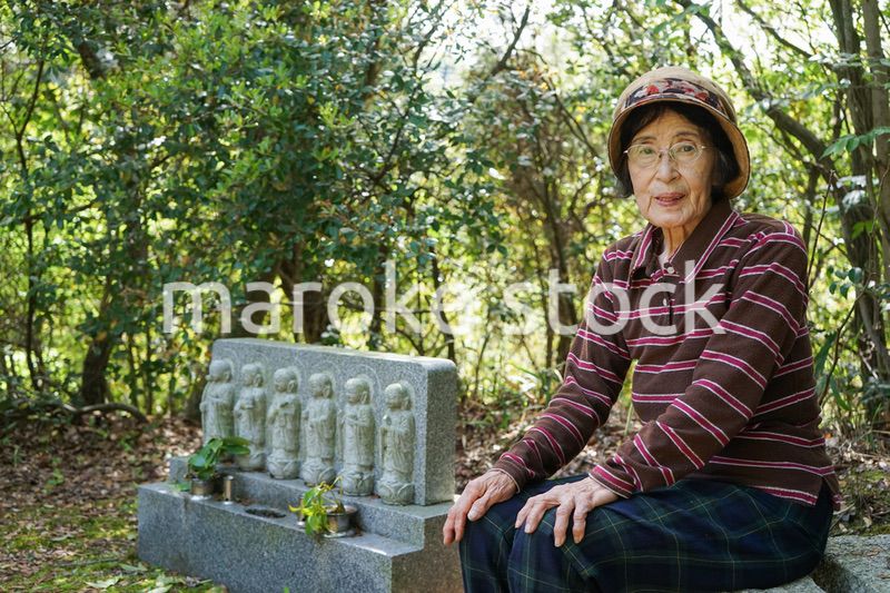 お墓参りをする高齢者