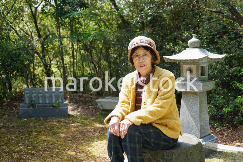 お墓参りをする高齢者