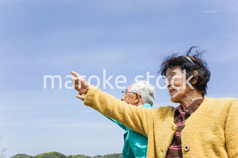 空を指差す高齢夫婦