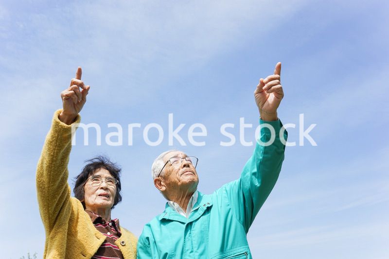 空を指差す高齢夫婦