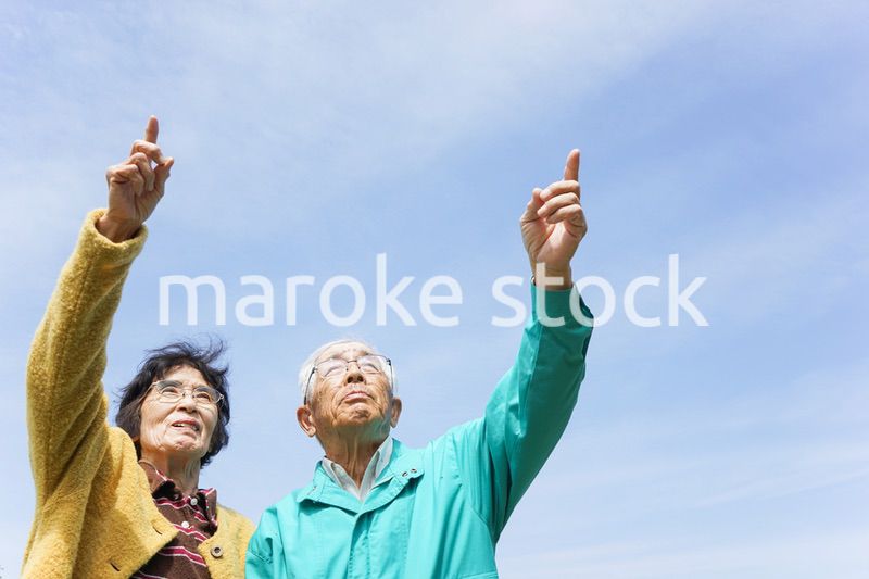 空を指差す高齢夫婦