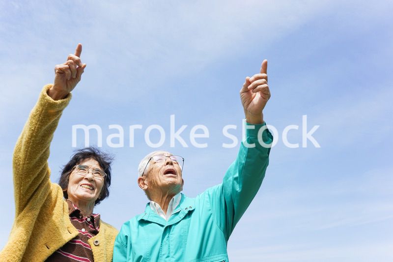 空を指差す高齢夫婦