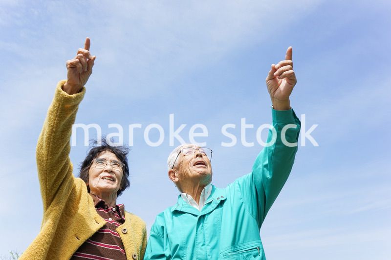 空を指差す高齢夫婦