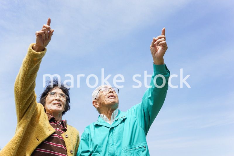 空を指差す高齢夫婦