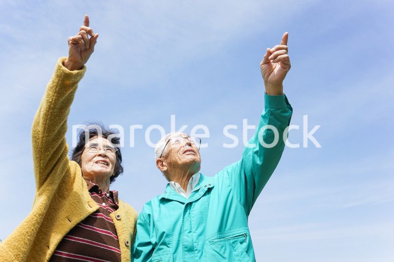 空を指差す高齢夫婦