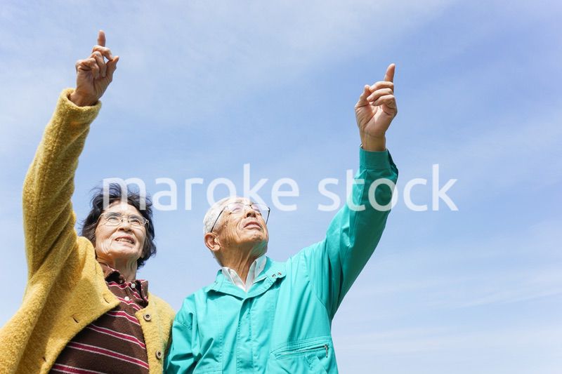 空を指差す高齢夫婦