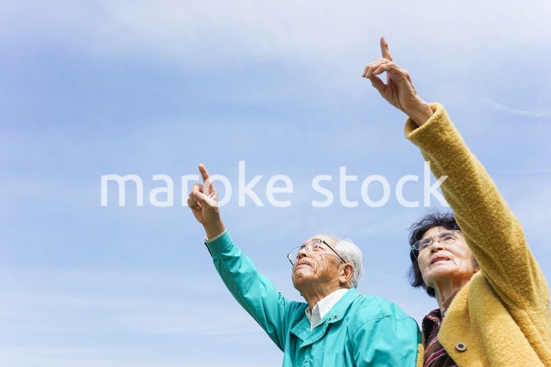 空を指差す高齢夫婦