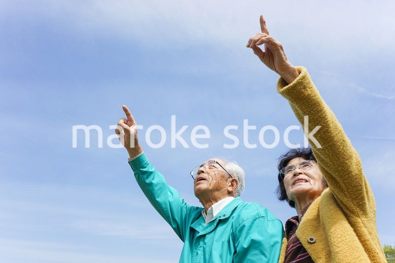 空を指差す高齢夫婦