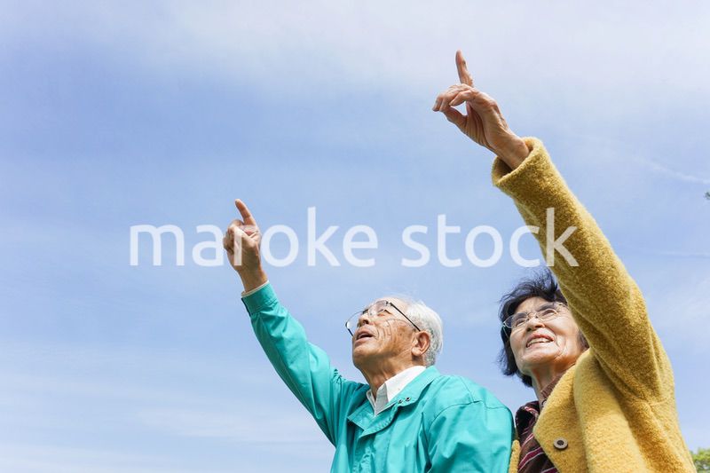 空を指差す高齢夫婦