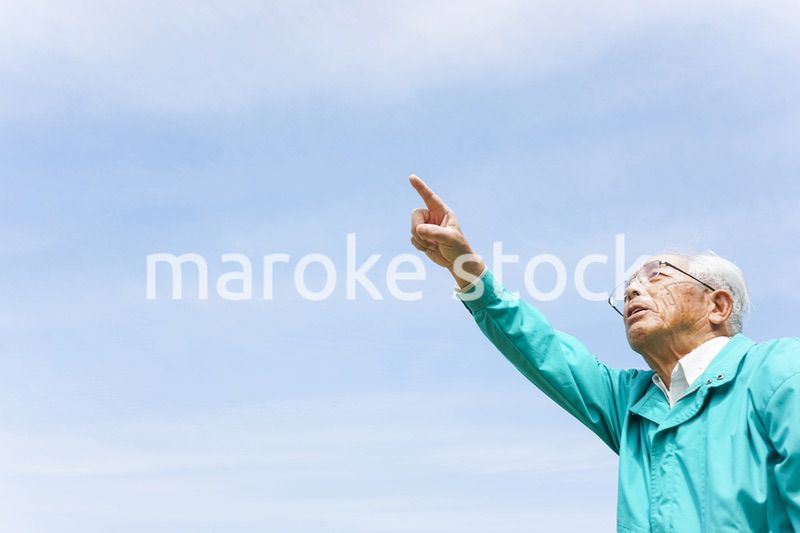 空を指差す高齢夫婦