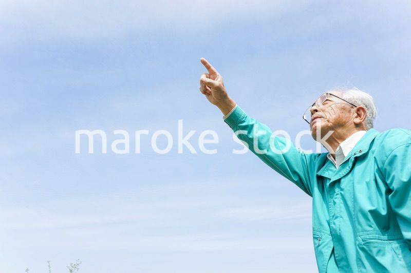 空を指差す高齢夫婦