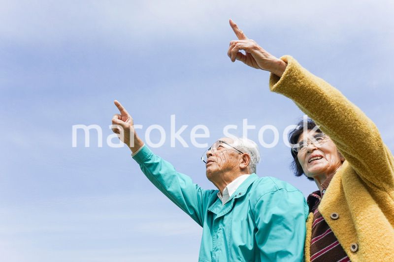 空を指差す高齢夫婦