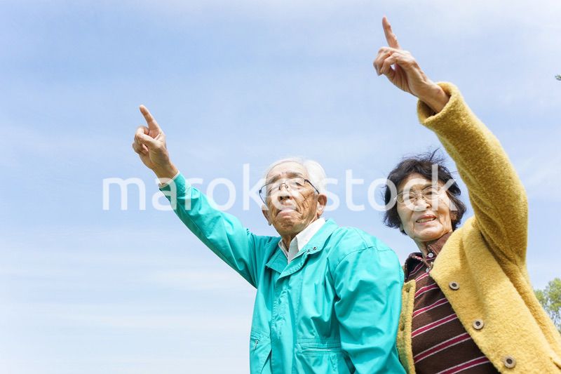 空を指差す高齢夫婦