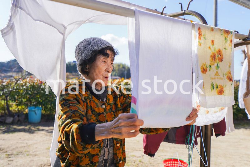 洗濯をする高齢の女性
