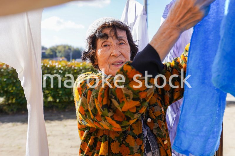 洗濯をする高齢の女性