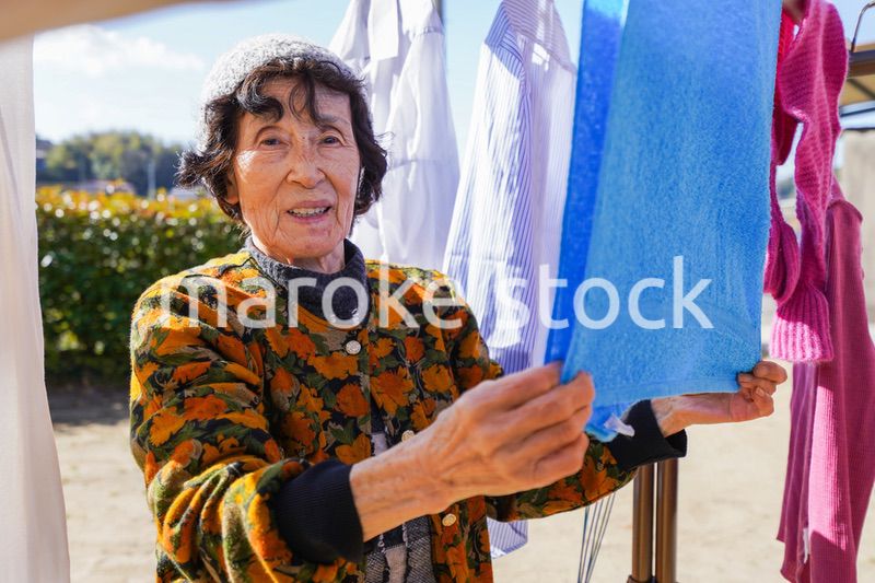 洗濯をする高齢の女性
