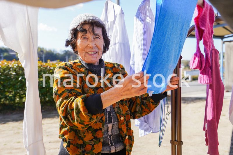 洗濯をする高齢の女性