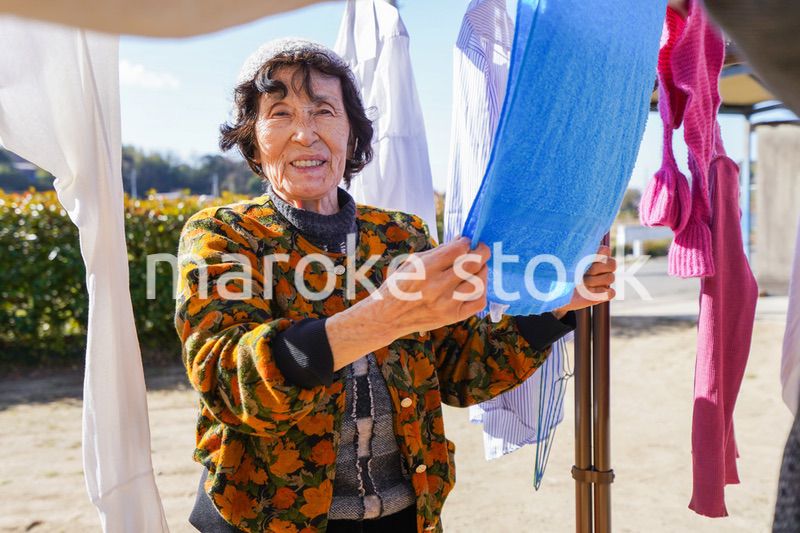 洗濯をする高齢の女性