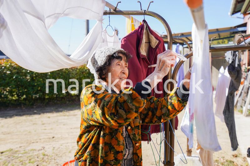 洗濯をする高齢の女性