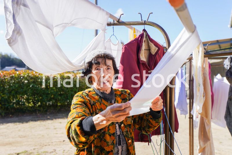 洗濯をする高齢の女性