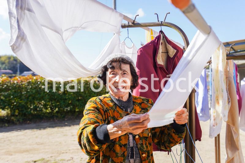 洗濯をする高齢の女性