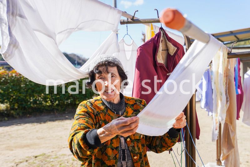 洗濯をする高齢の女性