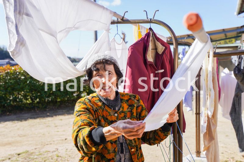 洗濯をする高齢の女性