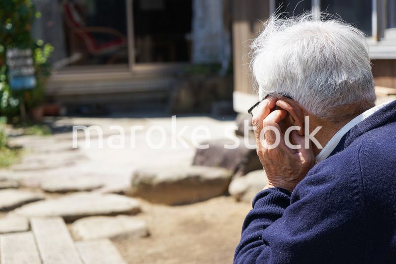 ガーデニングをする高齢男性